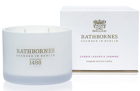 White luxurious scented candle made of cassis leaves & jasmine in glass jar