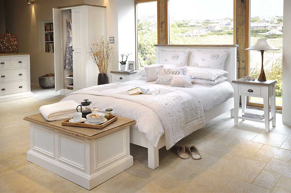 Savannah Reclaimed Wood Bed and Blanket Box in Bedroom
