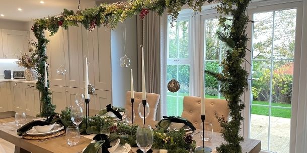 How to style a Christmas rustic dining table