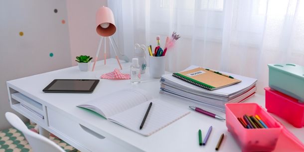 white wooden desk with pink desk lamp